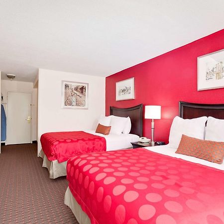 Hotel Ramada By Wyndham Fishkill Extérieur photo