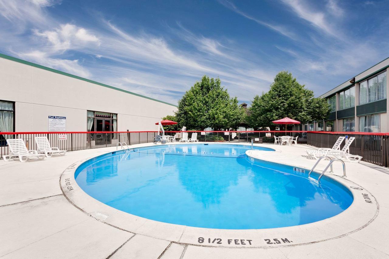 Hotel Ramada By Wyndham Fishkill Extérieur photo