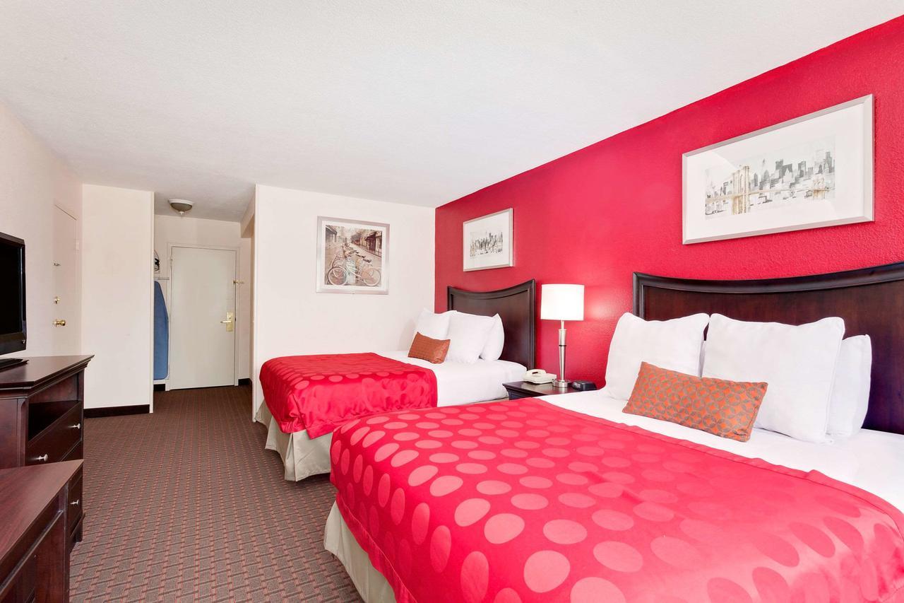 Hotel Ramada By Wyndham Fishkill Extérieur photo
