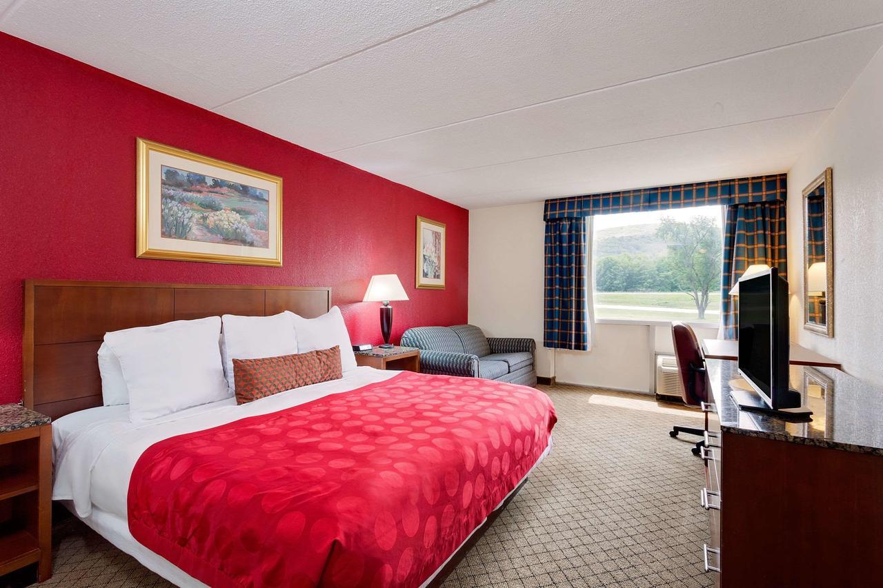 Hotel Ramada By Wyndham Fishkill Extérieur photo