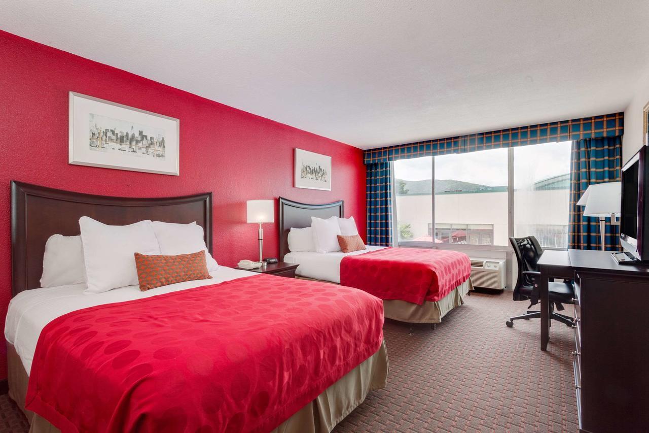 Hotel Ramada By Wyndham Fishkill Extérieur photo