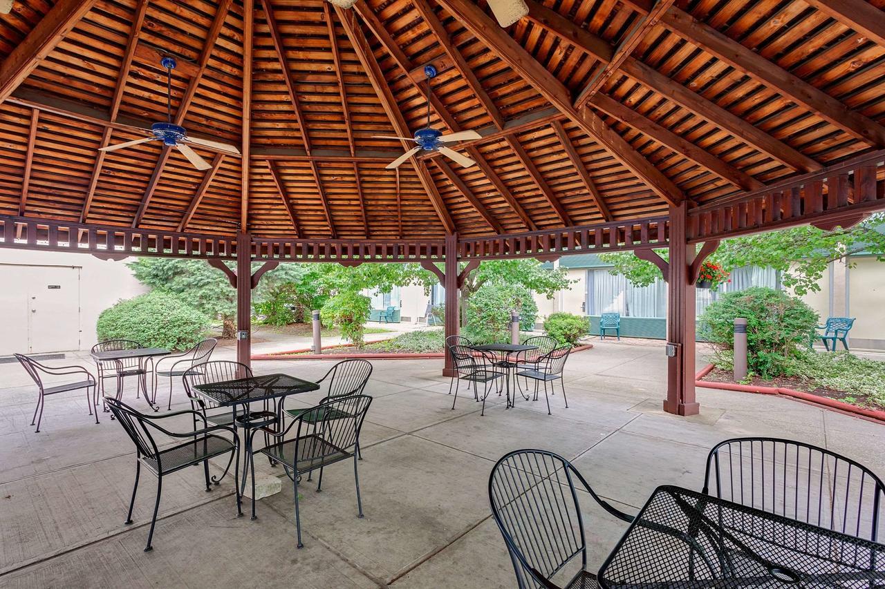 Hotel Ramada By Wyndham Fishkill Extérieur photo