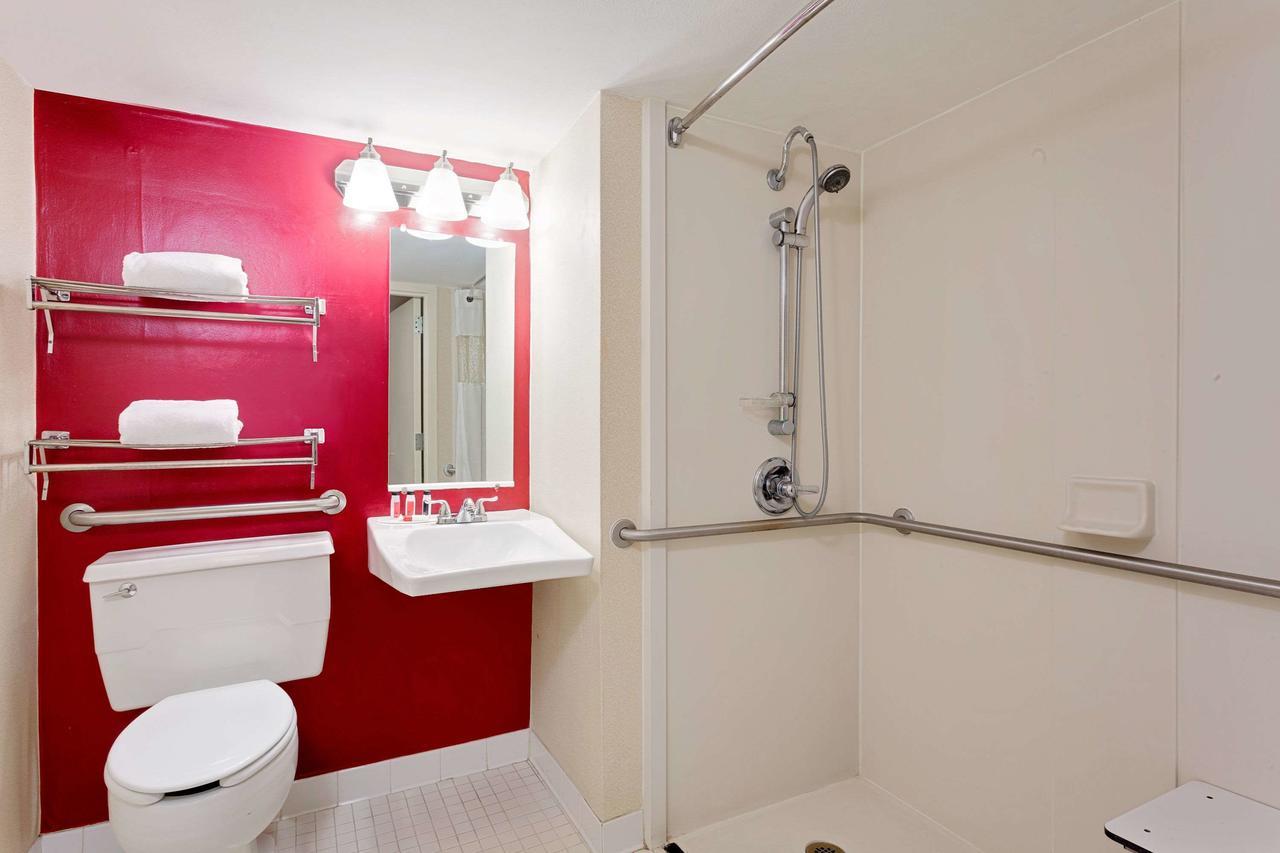 Hotel Ramada By Wyndham Fishkill Extérieur photo